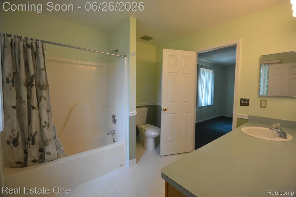 2140 W View Court Lake Orion Village MI 48360