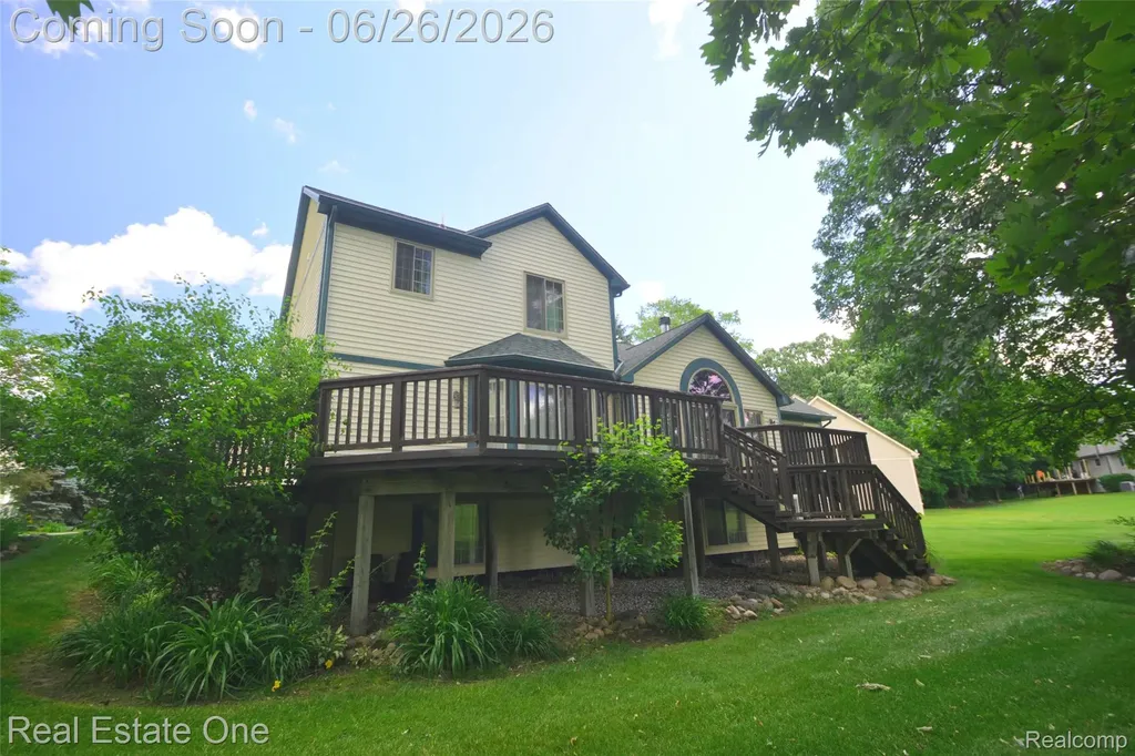 2140 W View Court Lake Orion Village MI 48360