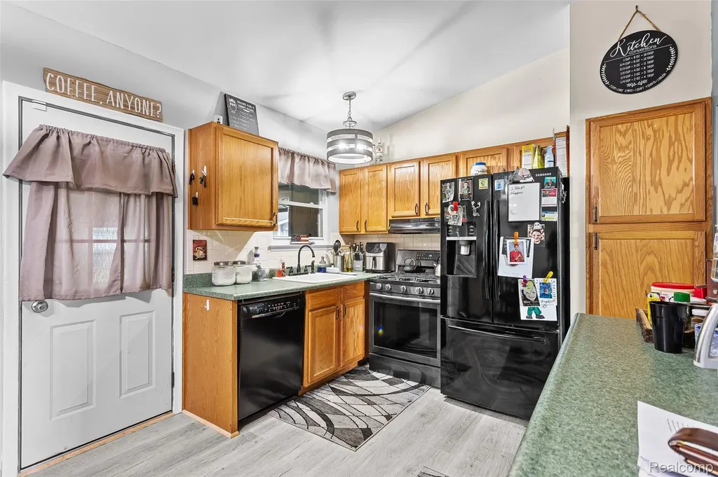 9428 Elm Street Taylor City MI 48180