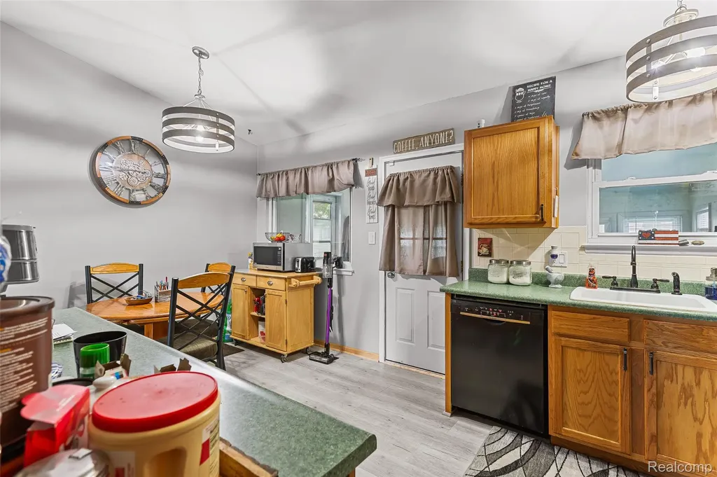 9428 Elm Street Taylor City MI 48180