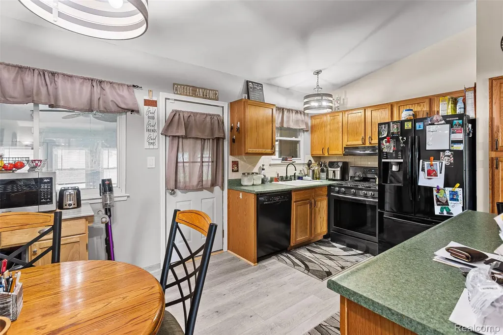 9428 Elm Street Taylor City MI 48180