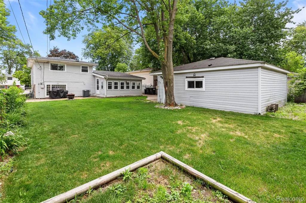 9428 Elm Street Taylor City MI 48180