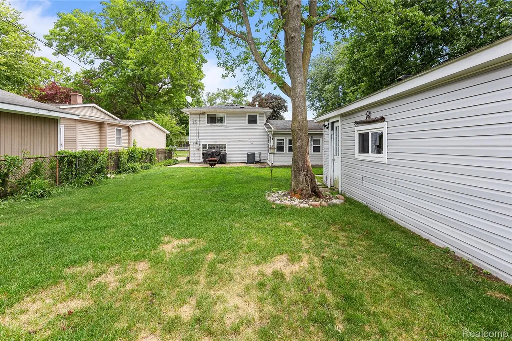 9428 Elm Street Taylor City MI 48180