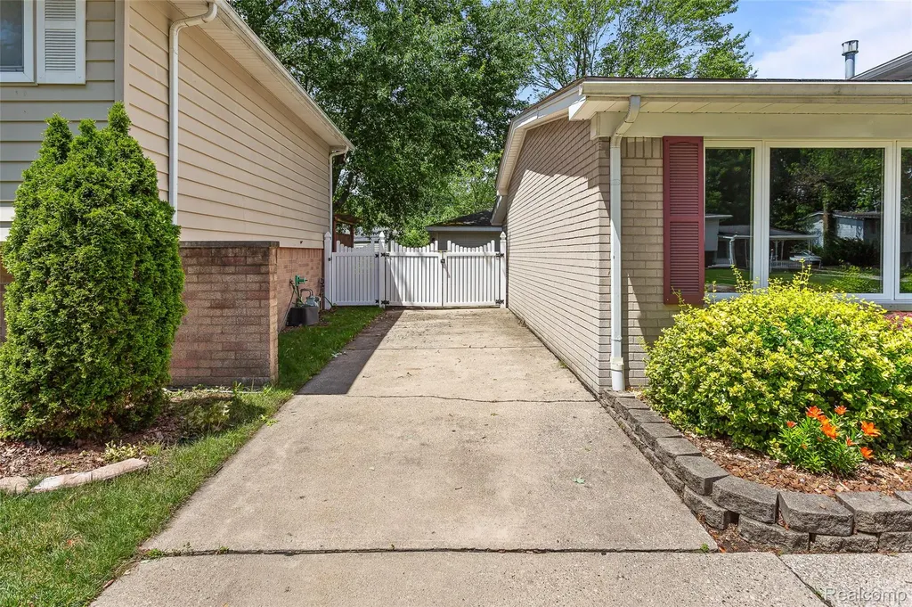 9428 Elm Street Taylor City MI 48180