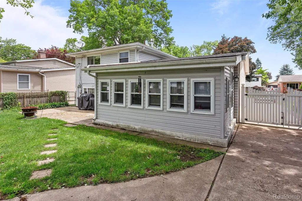 9428 Elm Street Taylor City MI 48180