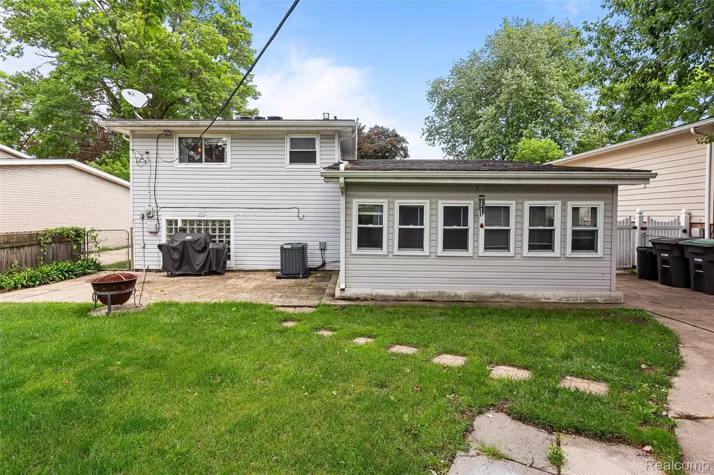9428 Elm Street Taylor City MI 48180