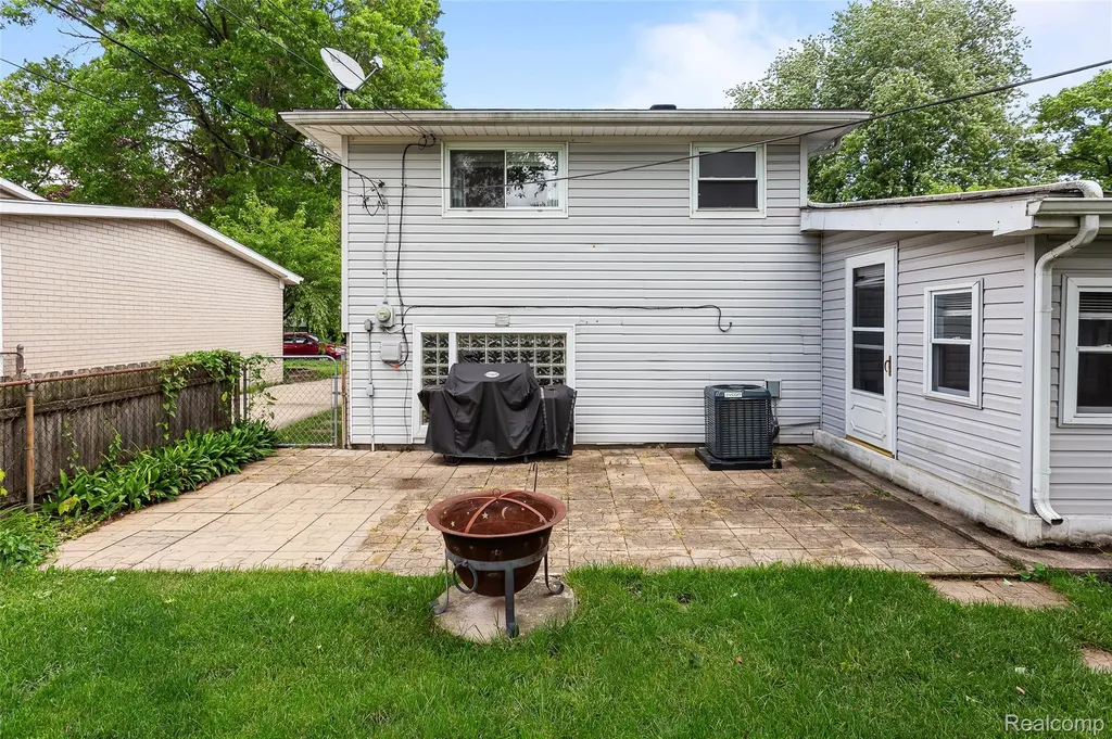 9428 Elm Street Taylor City MI 48180