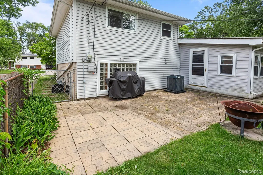 9428 Elm Street Taylor City MI 48180