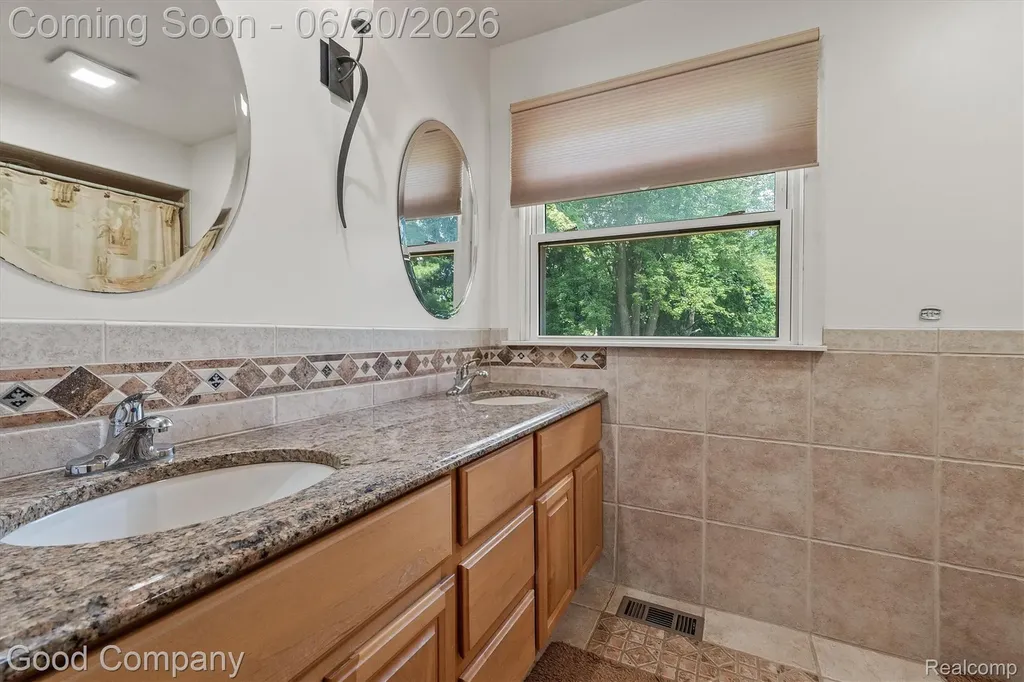 833 Cobblestone Drive Rochester Hills City MI 48309