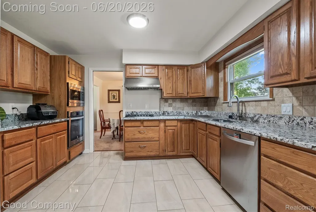 833 Cobblestone Drive Rochester Hills City MI 48309