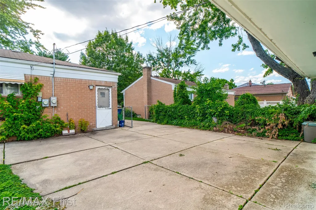 30144 Roan Drive Warren City MI 48093