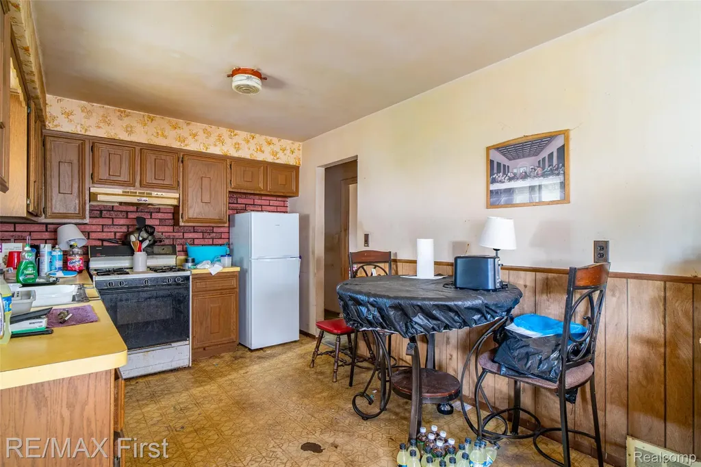 30144 Roan Drive Warren City MI 48093