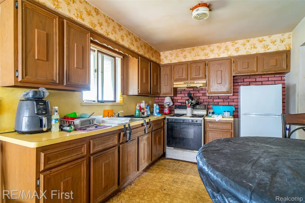 30144 Roan Drive Warren City MI 48093