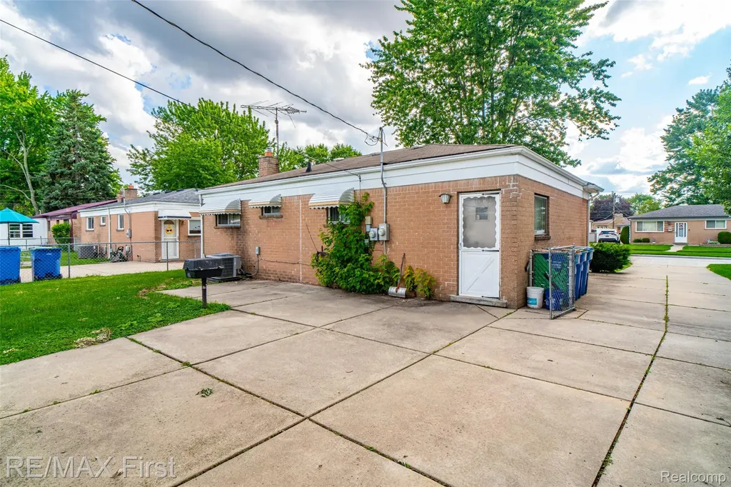30144 Roan Drive Warren City MI 48093