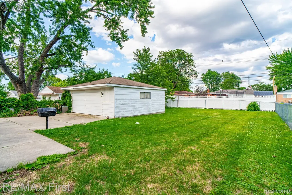 30144 Roan Drive Warren City MI 48093