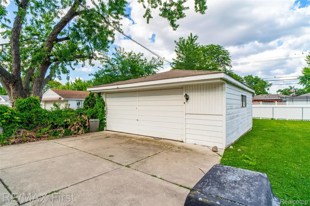 30144 Roan Drive Warren City MI 48093