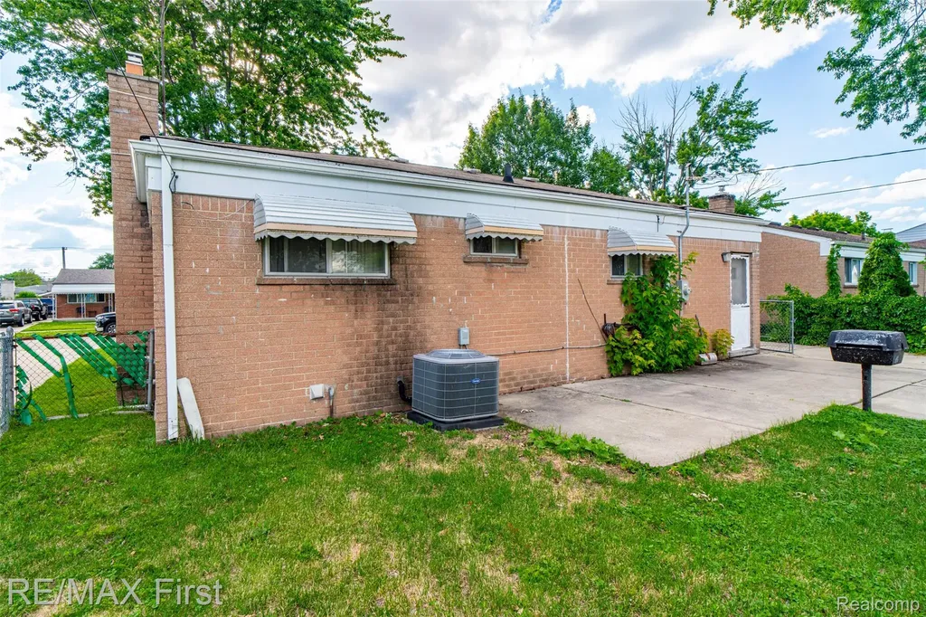 30144 Roan Drive Warren City MI 48093