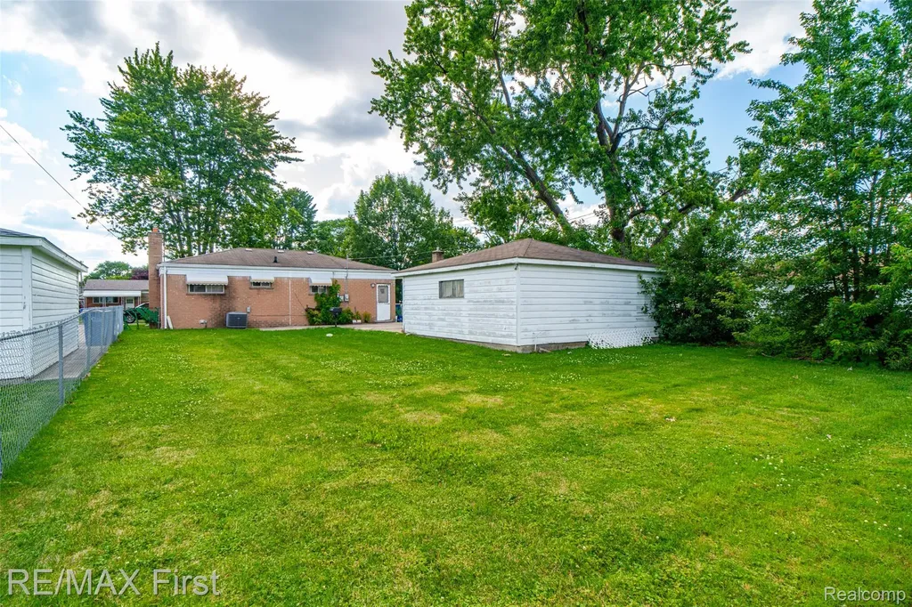 30144 Roan Drive Warren City MI 48093