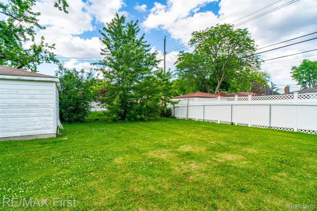 30144 Roan Drive Warren City MI 48093