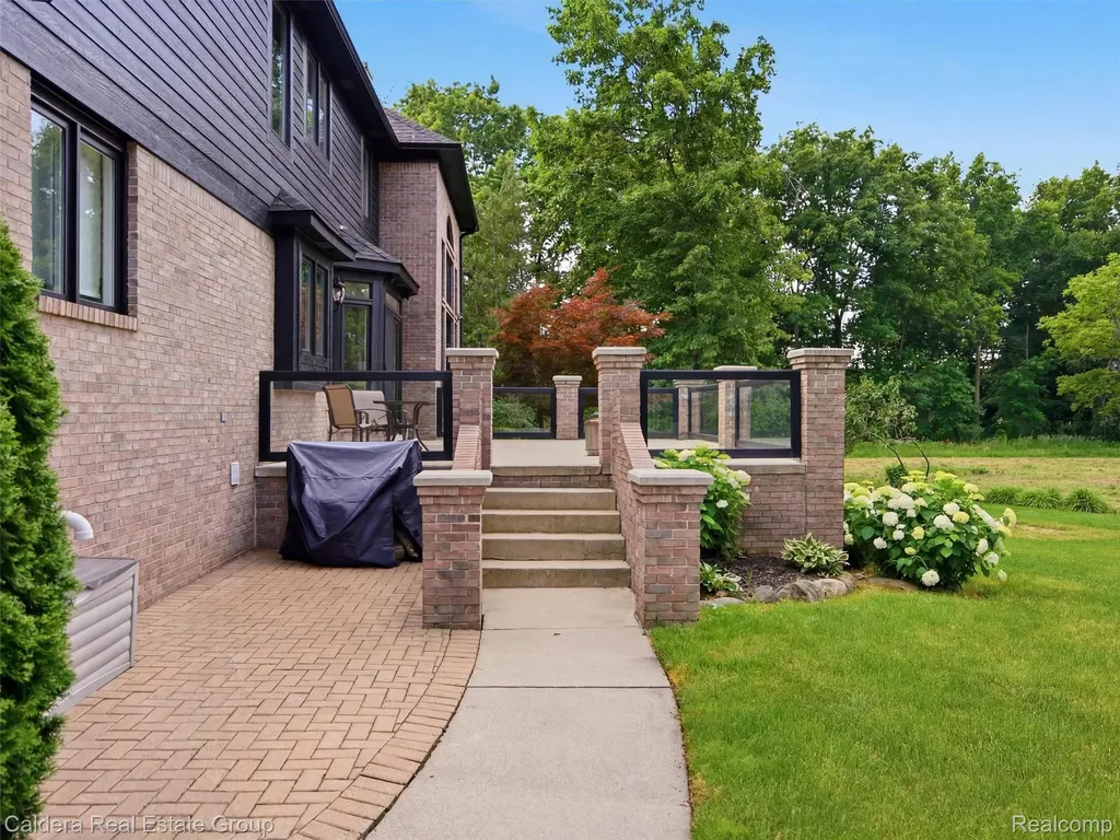 56015 Parkview Drive Shelby Charter Township MI 48316