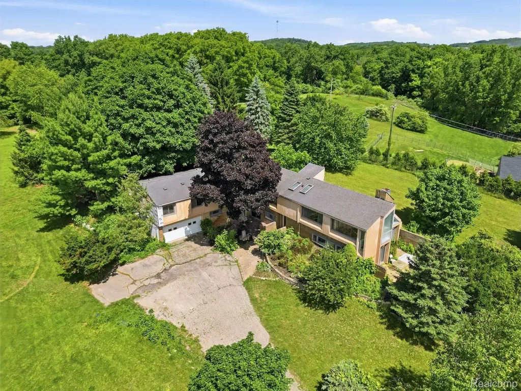 4554 Mystic Hills Circle Brighton Township MI 48380