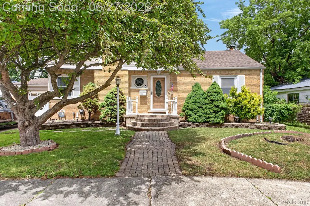 19315 Delaware Street Roseville City MI 48066