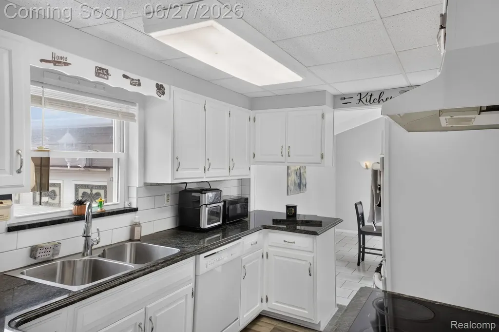 19315 Delaware Street Roseville City MI 48066