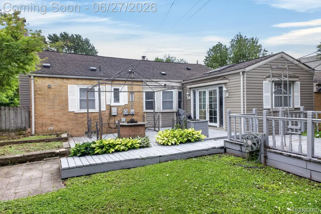 19315 Delaware Street Roseville City MI 48066