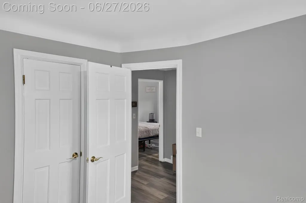 19315 Delaware Street Roseville City MI 48066