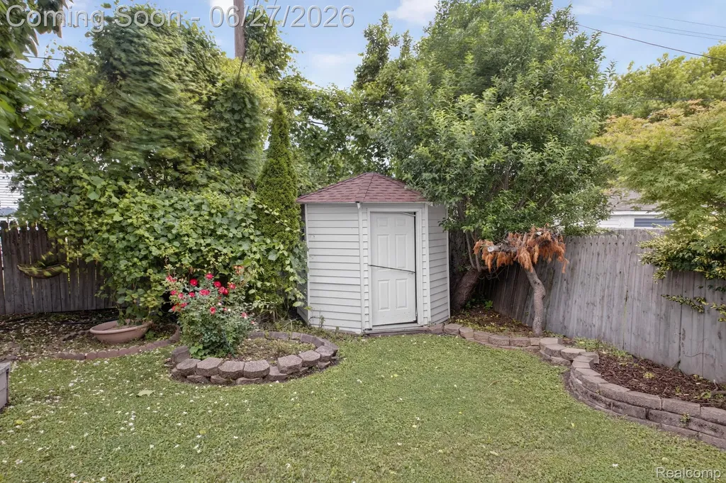 19315 Delaware Street Roseville City MI 48066