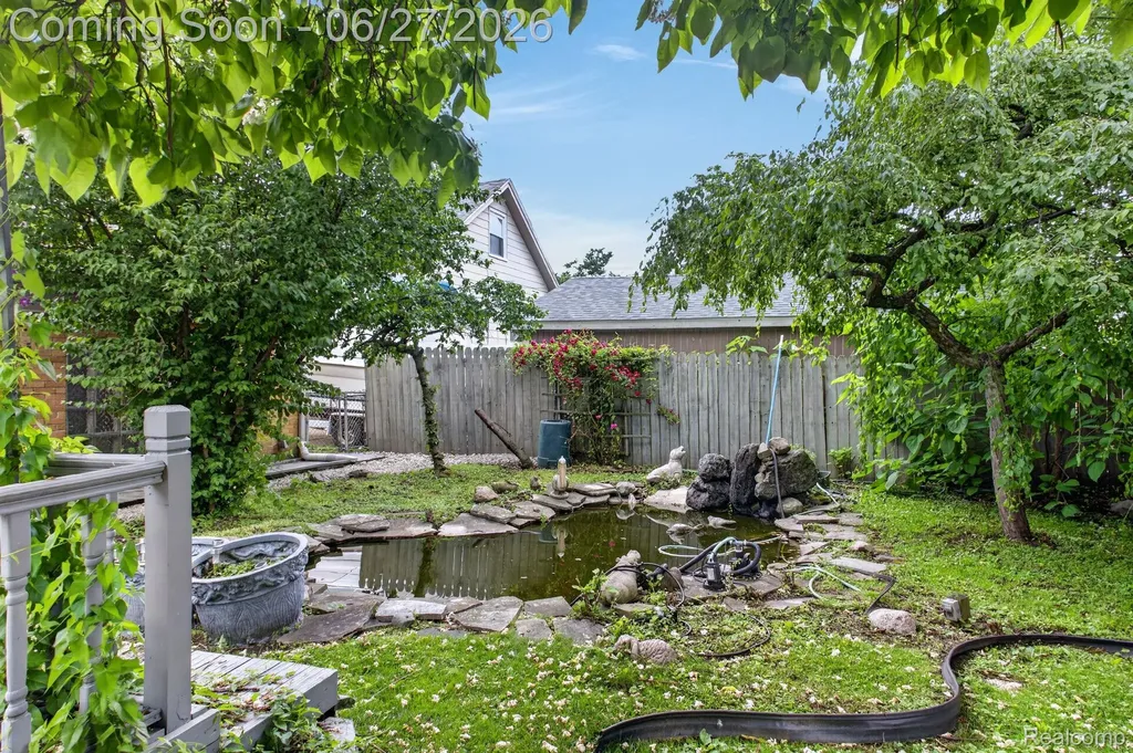 19315 Delaware Street Roseville City MI 48066
