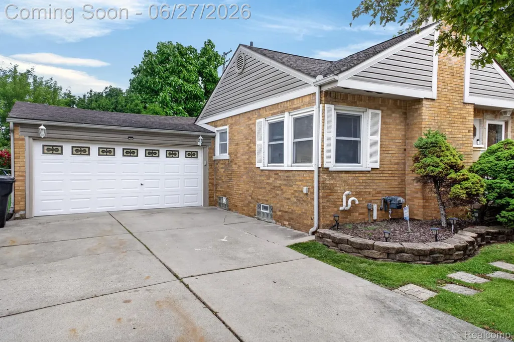 19315 Delaware Street Roseville City MI 48066