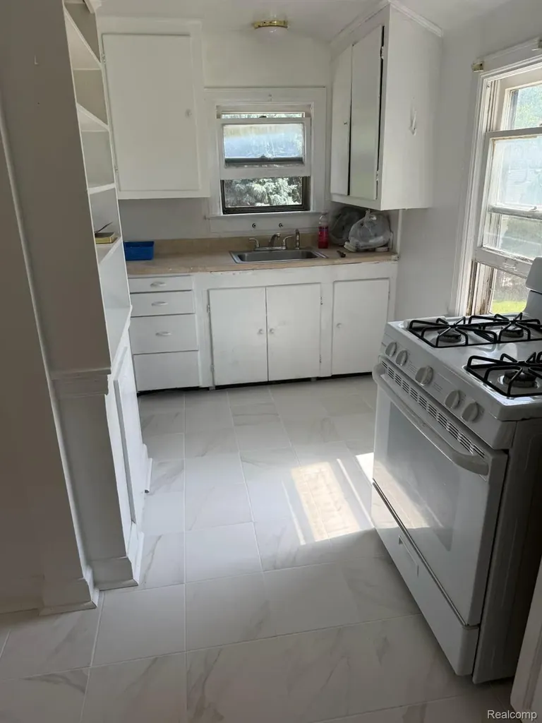 2180 Olive Avenue Lincoln Park City MI 48146