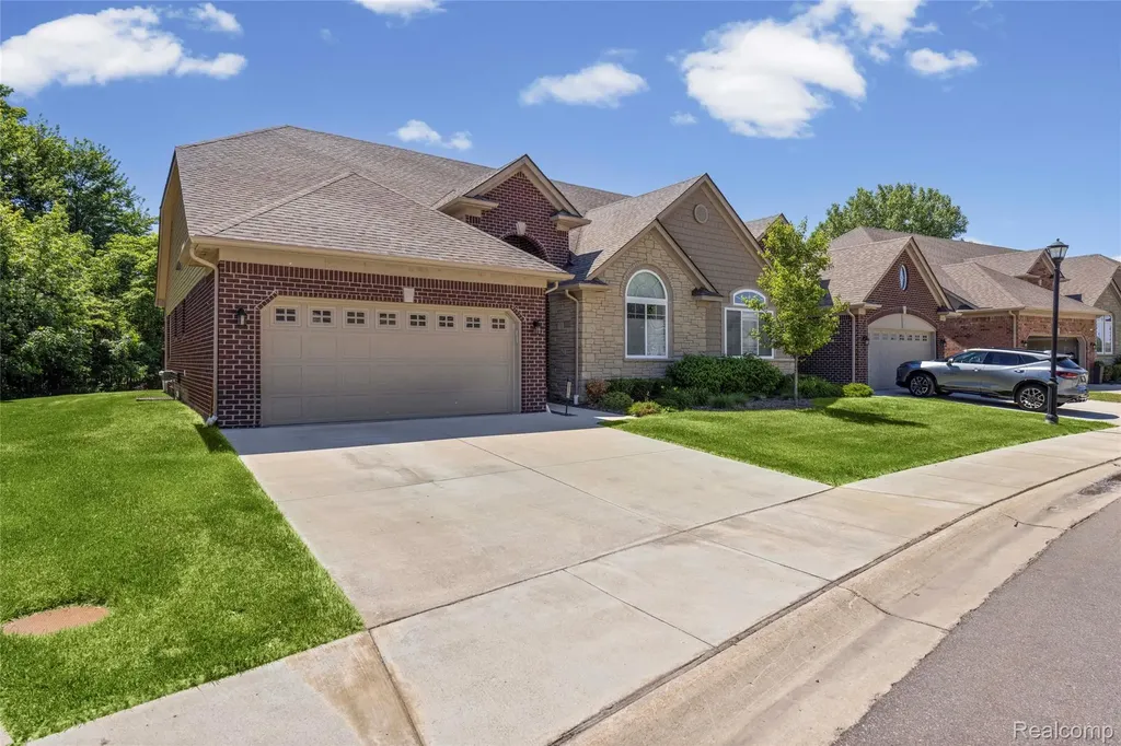 30289 Berghway Trail Warren City MI 48092