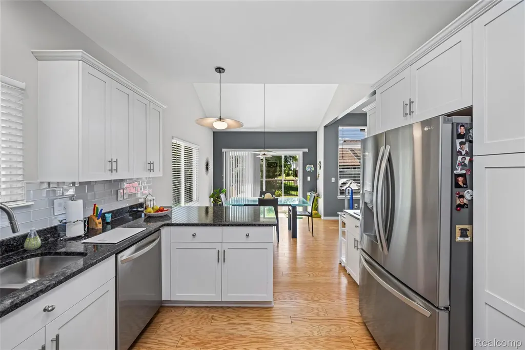 30289 Berghway Trail Warren City MI 48092