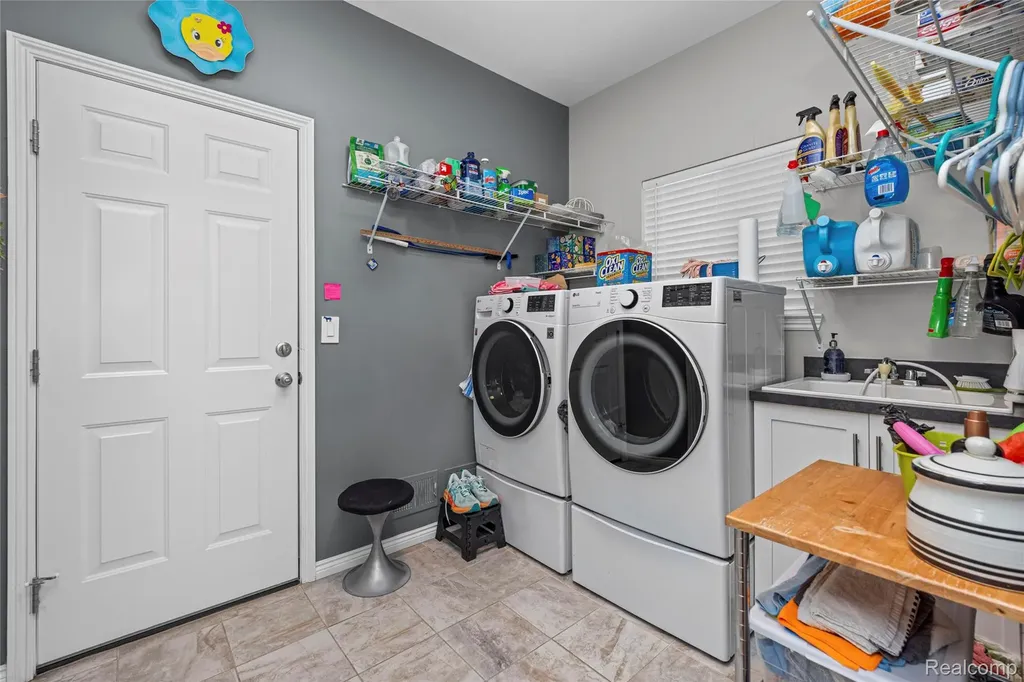 30289 Berghway Trail Warren City MI 48092