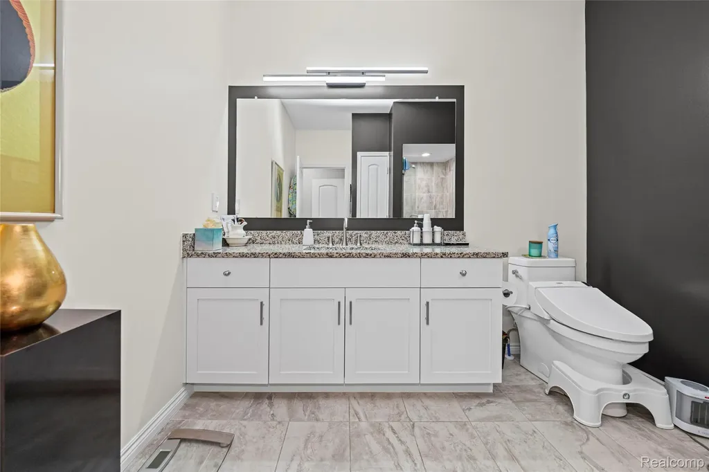 30289 Berghway Trail Warren City MI 48092