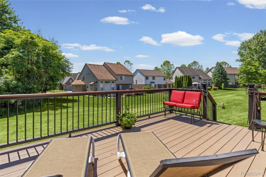 30289 Berghway Trail Warren City MI 48092