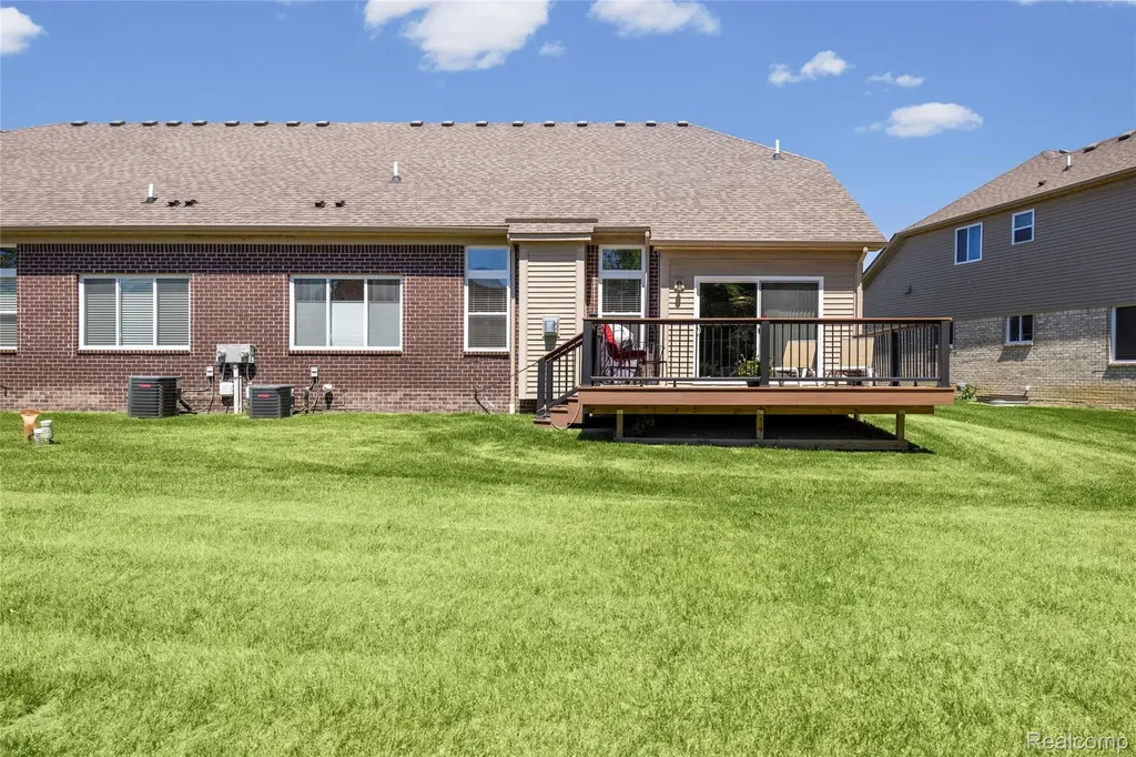 30289 Berghway Trail Warren City MI 48092