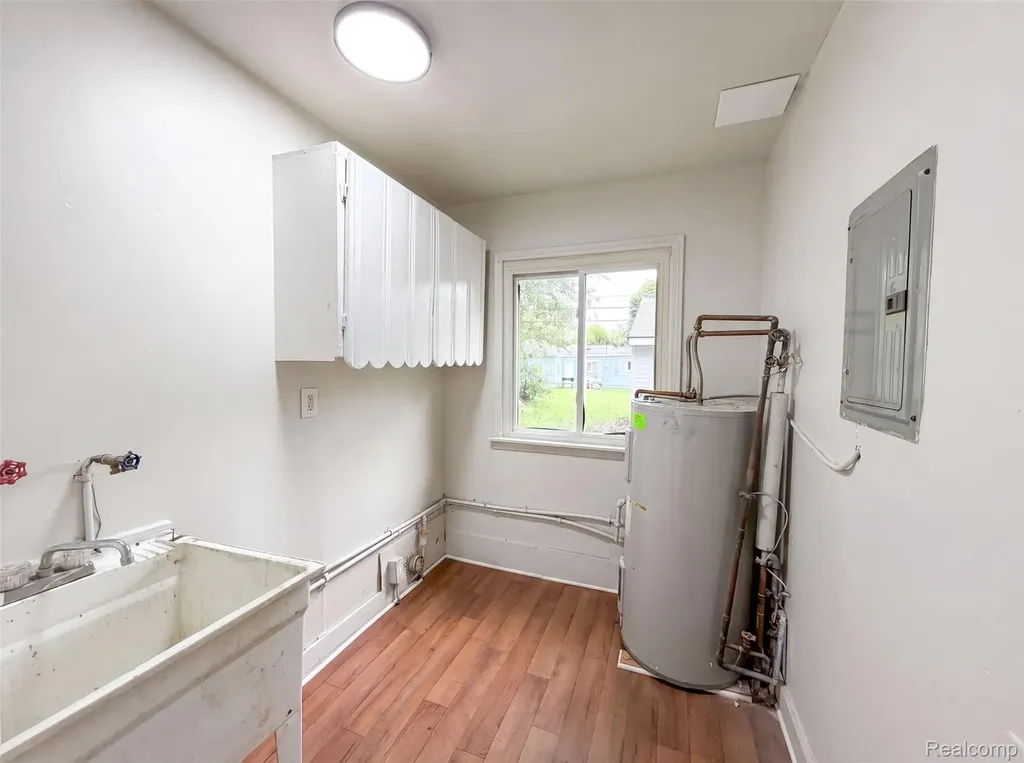 11268 Maxwell Avenue Warren City MI 48089