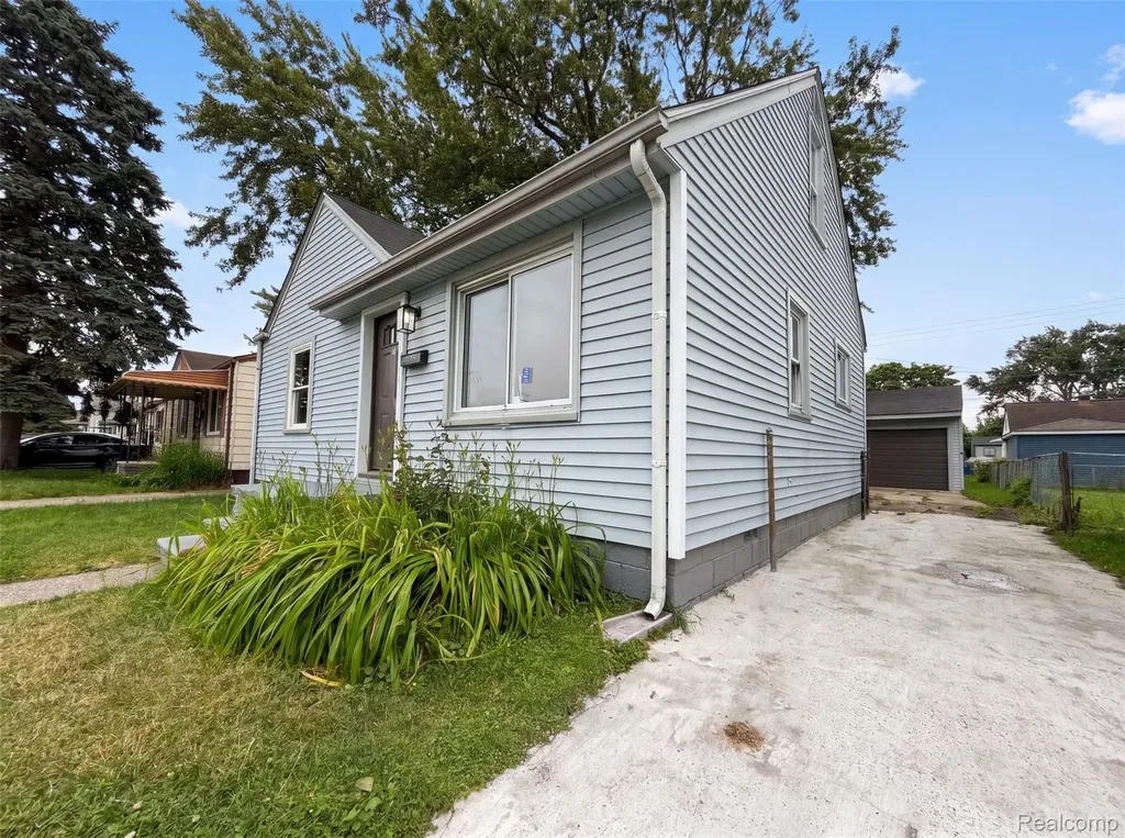 11268 Maxwell Avenue Warren City MI 48089