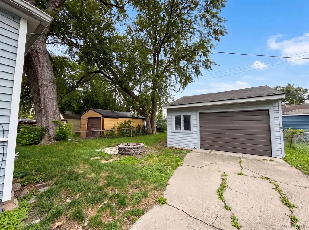 11268 Maxwell Avenue Warren City MI 48089