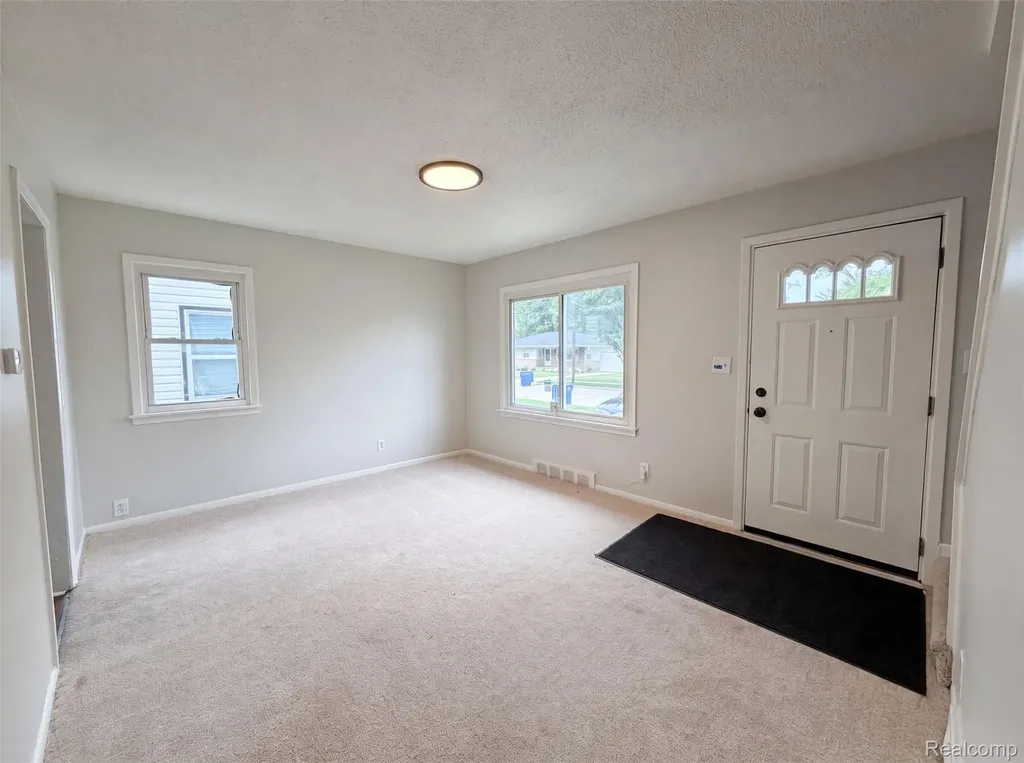 11268 Maxwell Avenue Warren City MI 48089