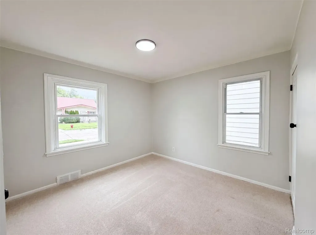 11268 Maxwell Avenue Warren City MI 48089
