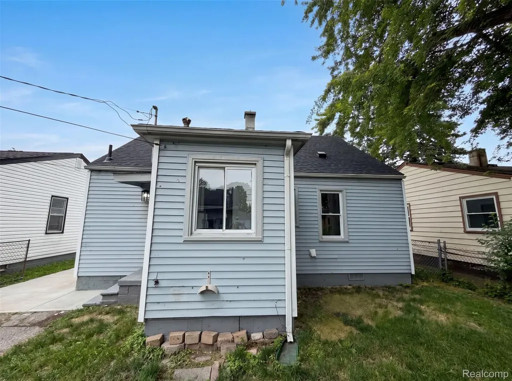 11268 Maxwell Avenue Warren City MI 48089
