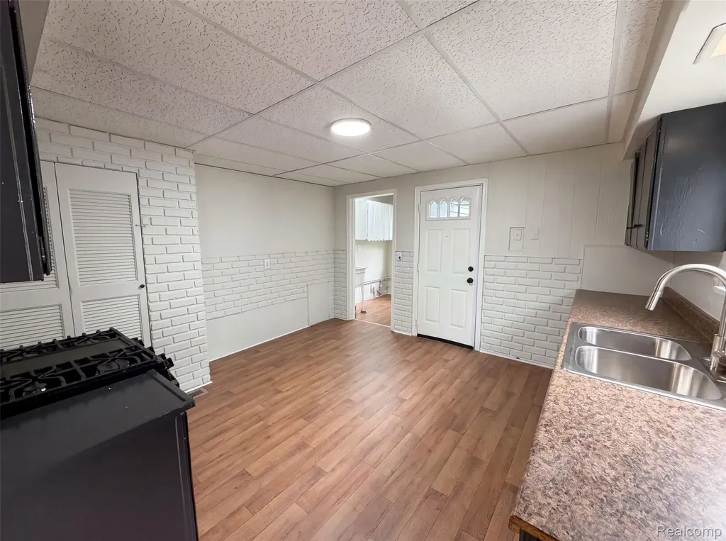 11268 Maxwell Avenue Warren City MI 48089