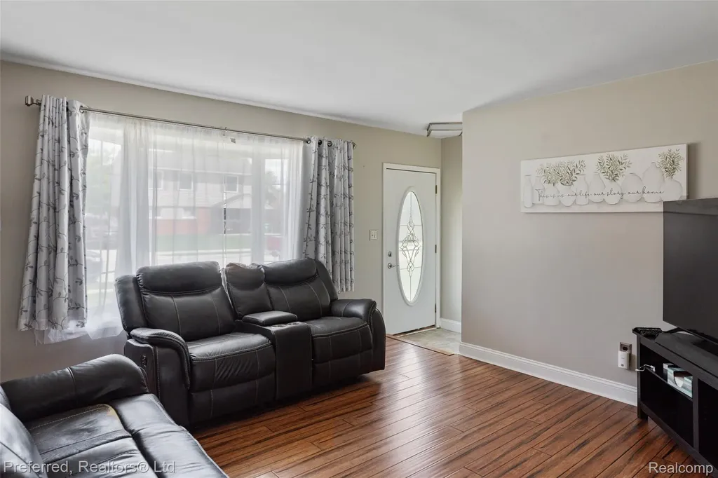29661 Brown Court Garden City City MI 48135