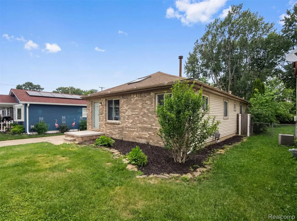 33522 Fernwood Street Westland City MI 48186