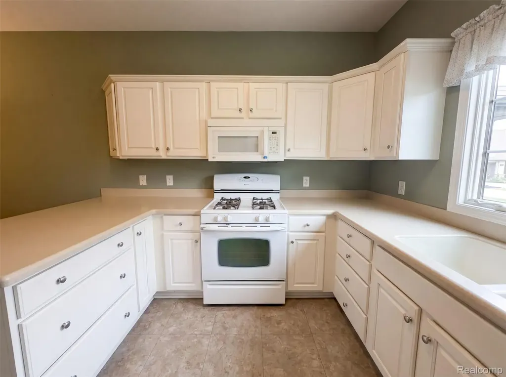 1102 Hawthorne Greenville City MI 48838