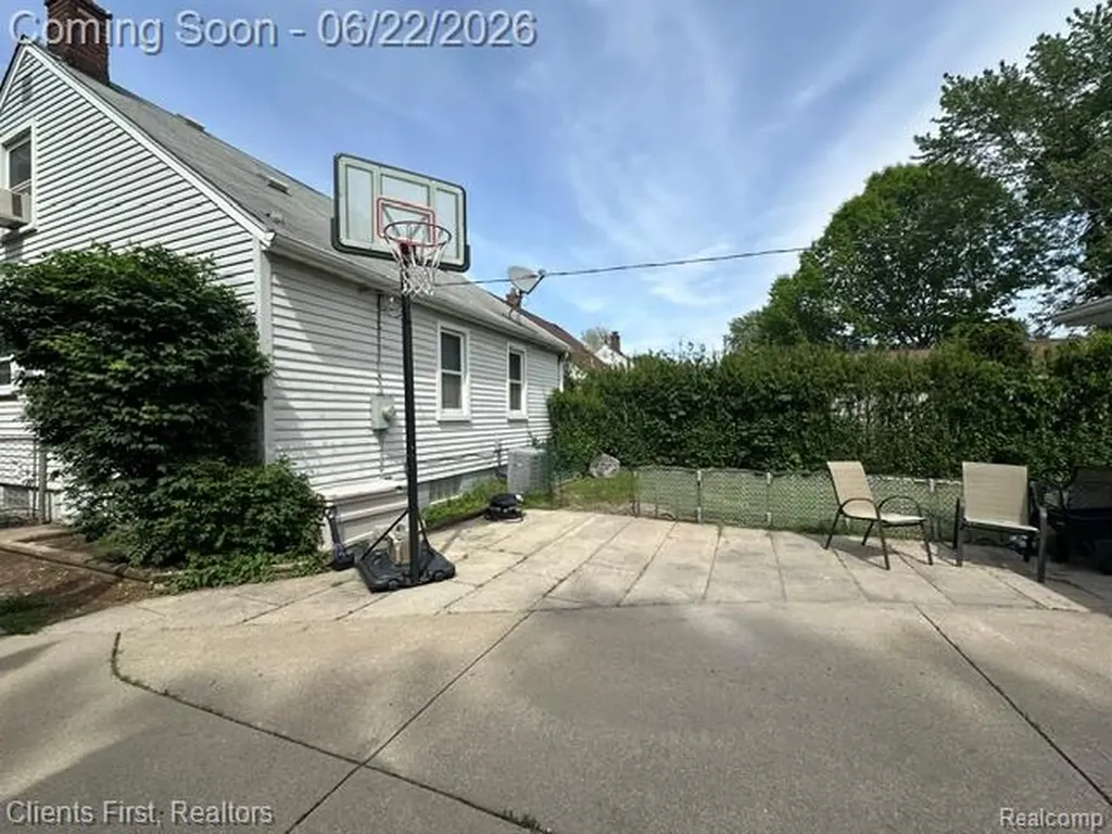 24631 Carlysle Street Dearborn City MI 48124
